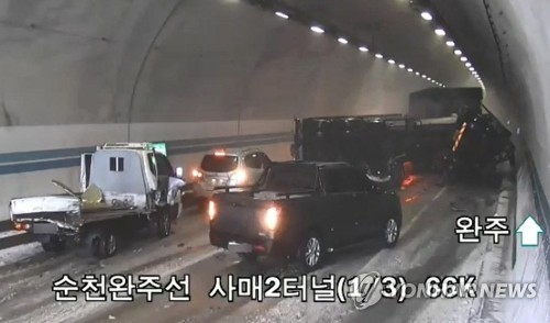 순천∼완주고속도로 터널 사고원인 제공자로 트럭 운전자 조사 | 연합뉴스