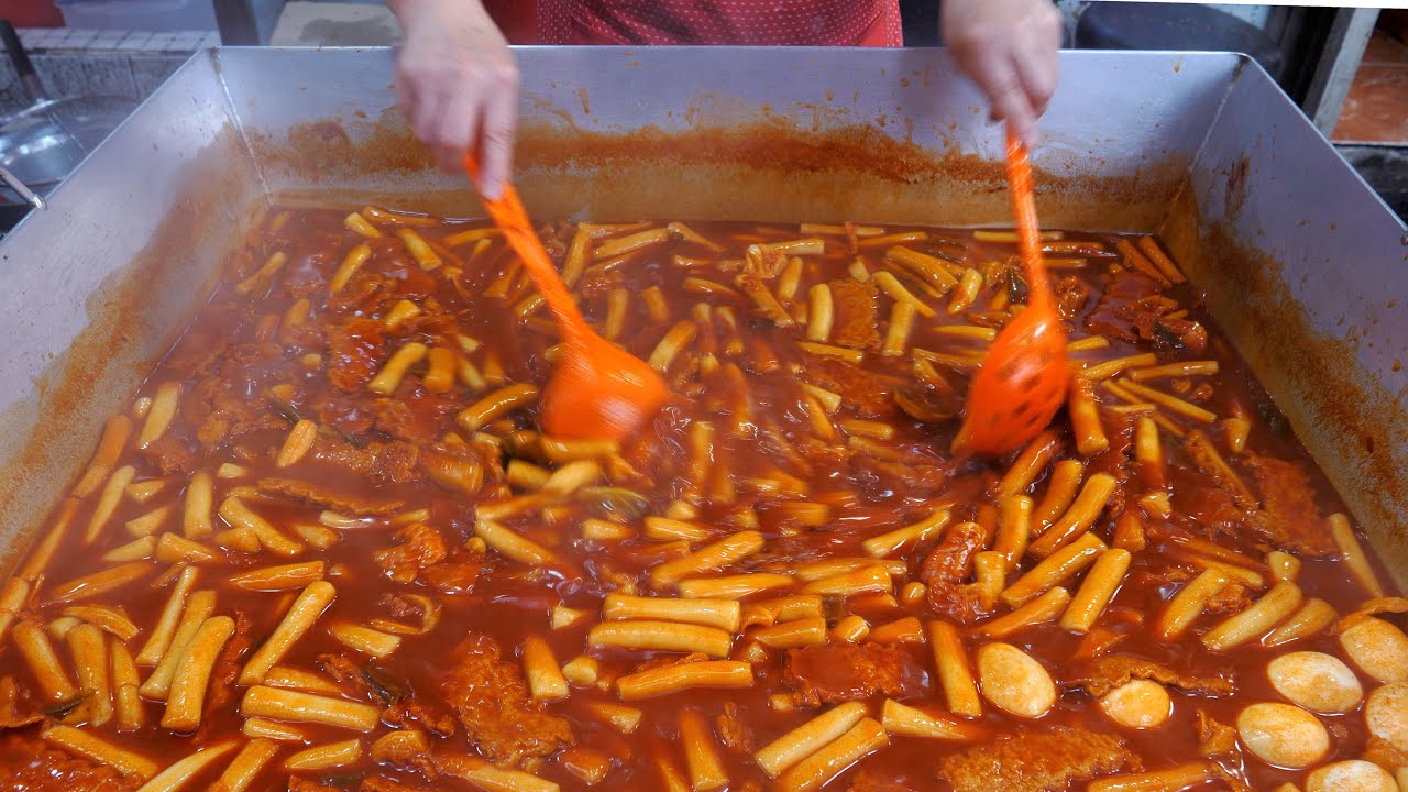 대구 방촌시장 40년 전통 원조 방촌떡볶이 /떡볶이, 납작만두, 튀김, 김밥, 분식 Tteokbokki On A Large Iron  Plate-Korean Street Food - Youtube