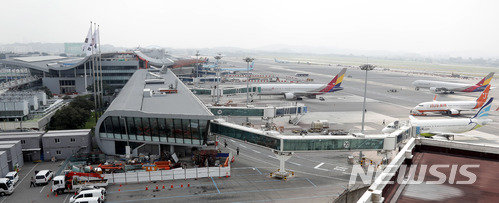 김포공항 보안검색 지연 '혼란'…승객들 무더기 미탑승｜동아일보